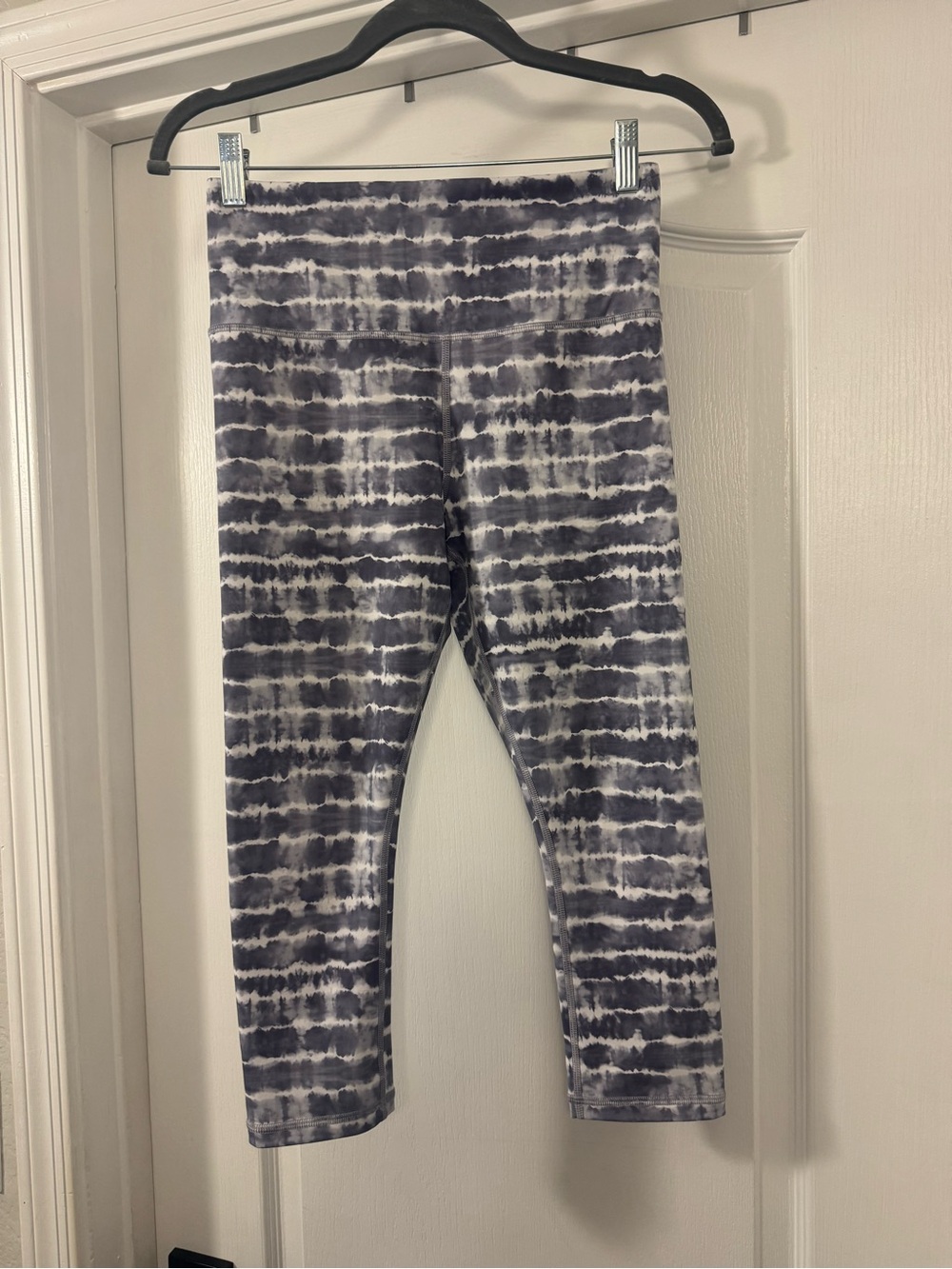Athleta Elation Gray Tie-Dye Capri Leggings
